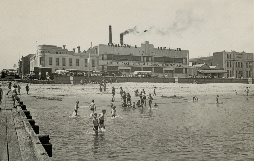 Image of Port Melbourne beach in the 1930s